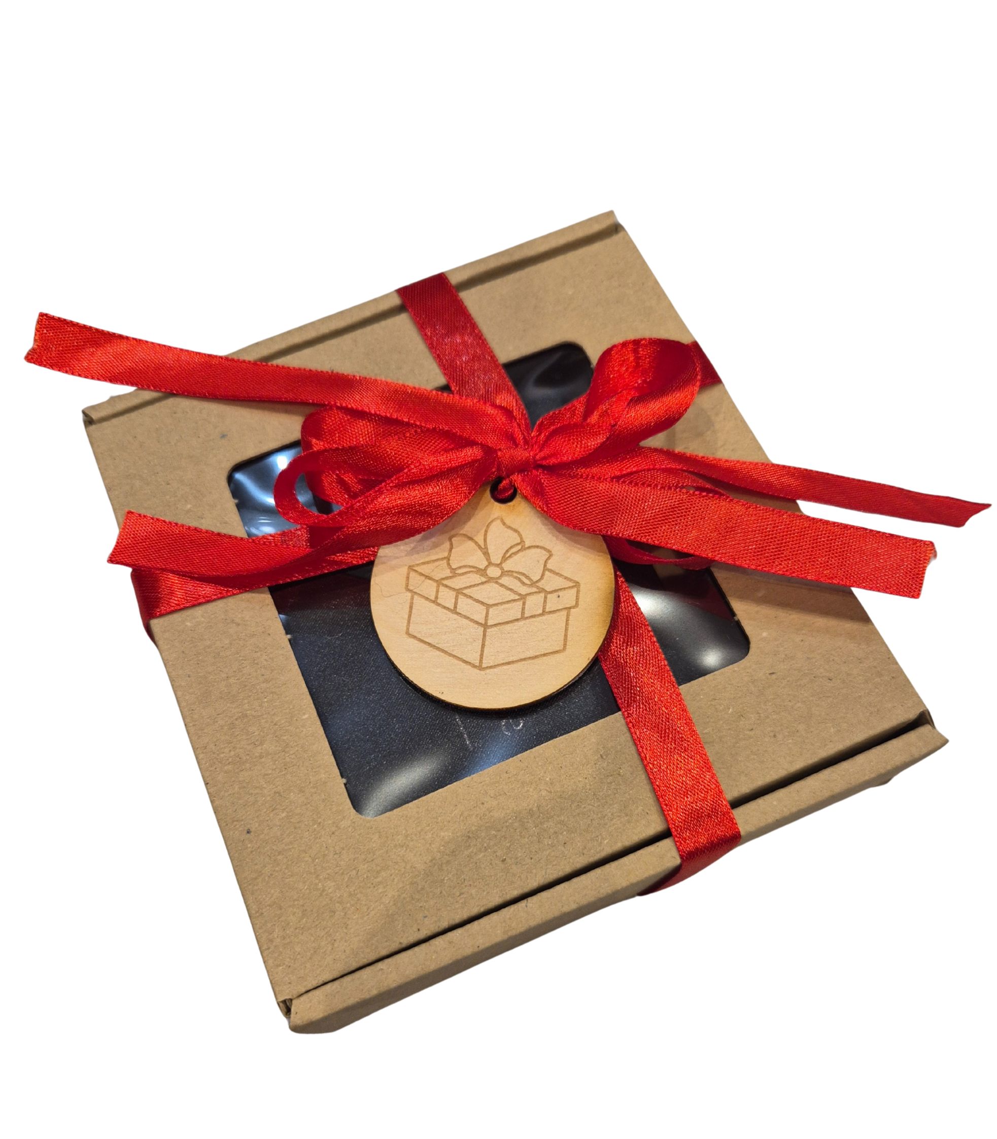 Pakowanie na prezent do zapalniczek i długopisów – ozdobne pudełko z czerwoną wstążką i drewnianą zawieszką